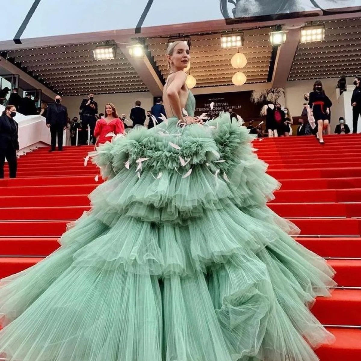 Abito da ballo extra Abiti da ballo Abito da celebrità senza schienale in tulle a strati con piume Soffici volant Verde Serata p