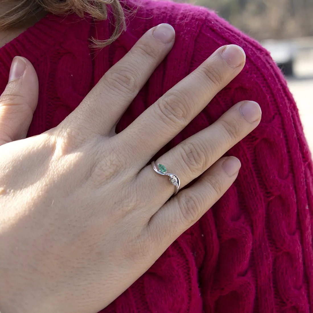Anello in oro bianco con diamanti e smeraldo