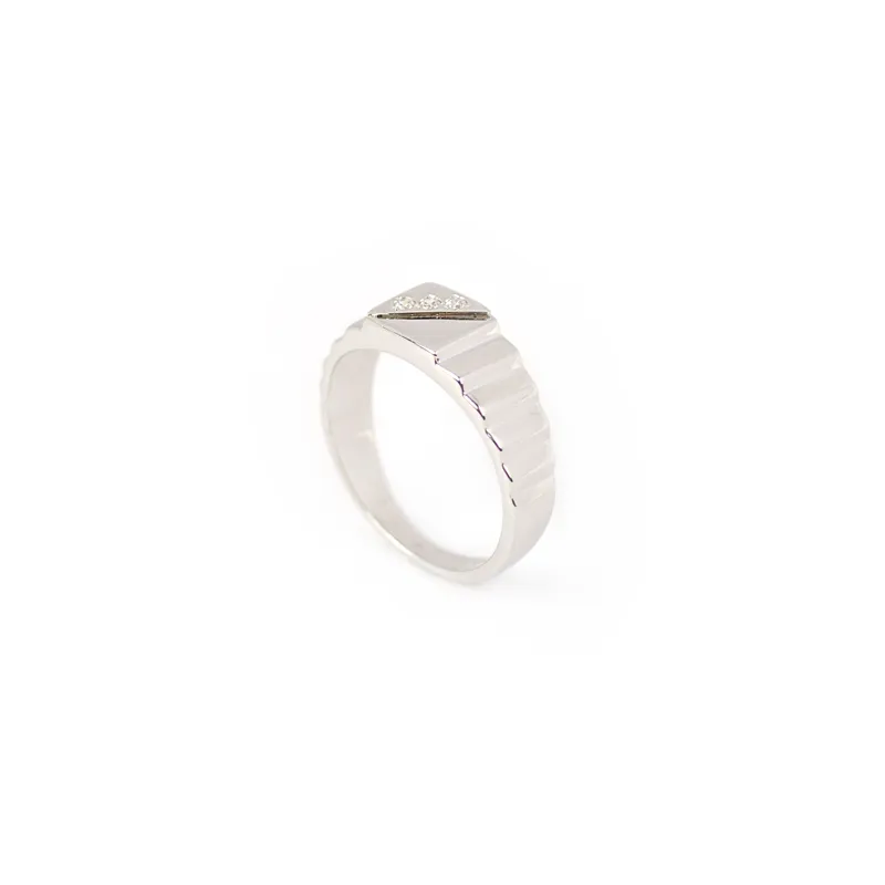 Anello uomo in oro bianco con tre zirconi