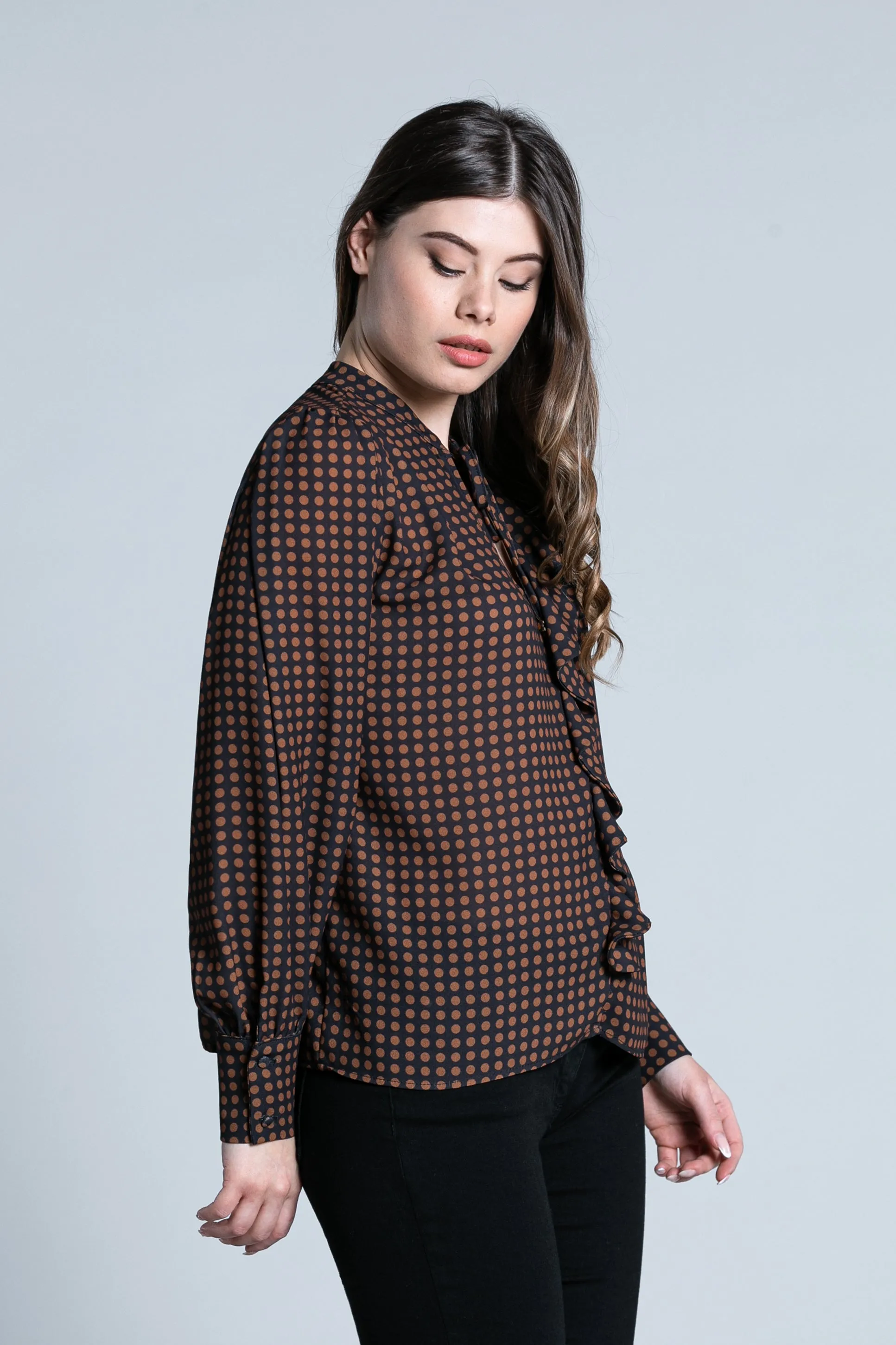 Blusa OTYS manica lunga collo koreana più nastrino più goccia più volant pois