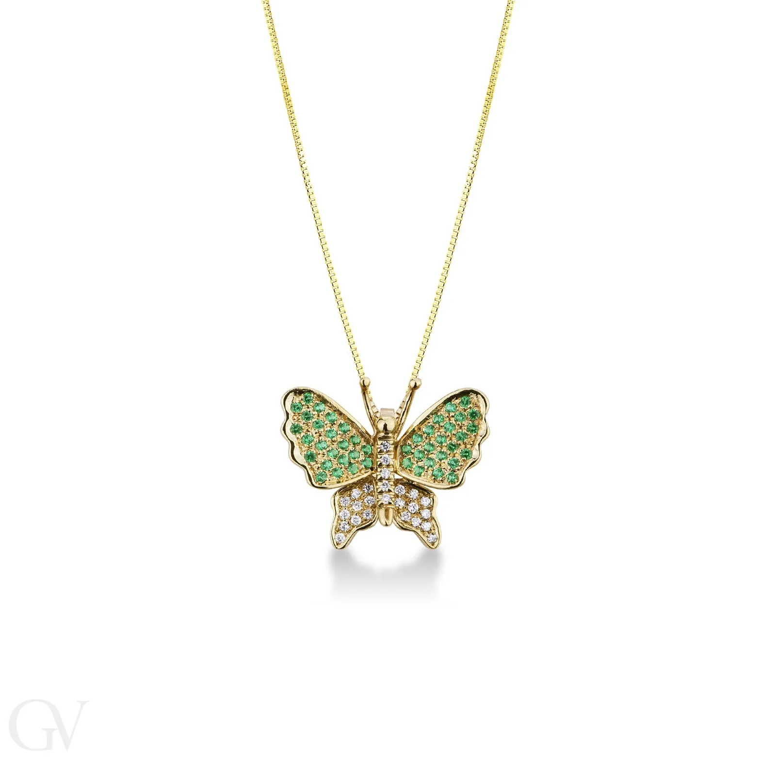 Collana in oro giallo 18k con pendente a farfalla in diamanti e smeraldi.